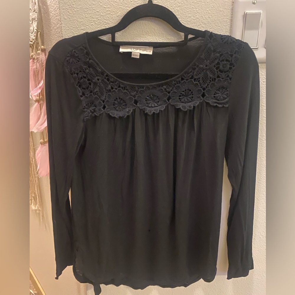 Ann Taylor LOFT Petites Black Floral Top, Size SP